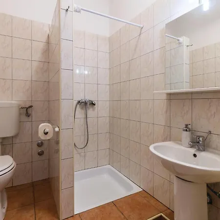 4 Bedroom Stunning In Apartment *