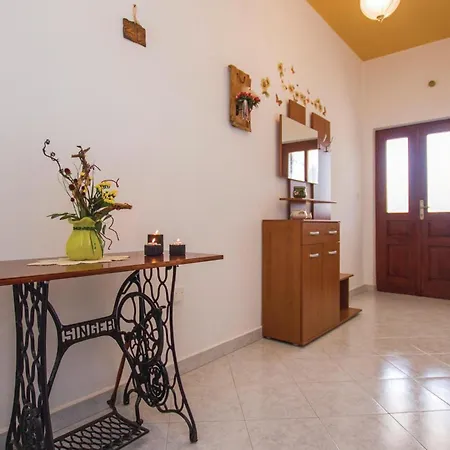 Apartment 4 Bedroom Stunning In *