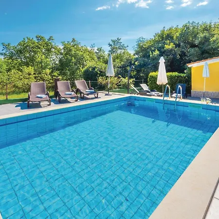 4 Bedroom Stunning In Apartment *