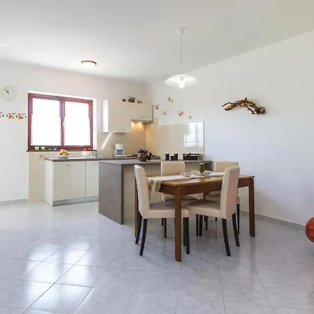 4 Bedroom Stunning In Apartment *