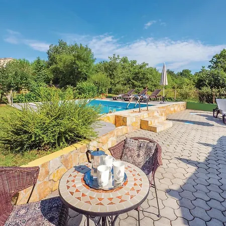4 Bedroom Stunning In Apartment *